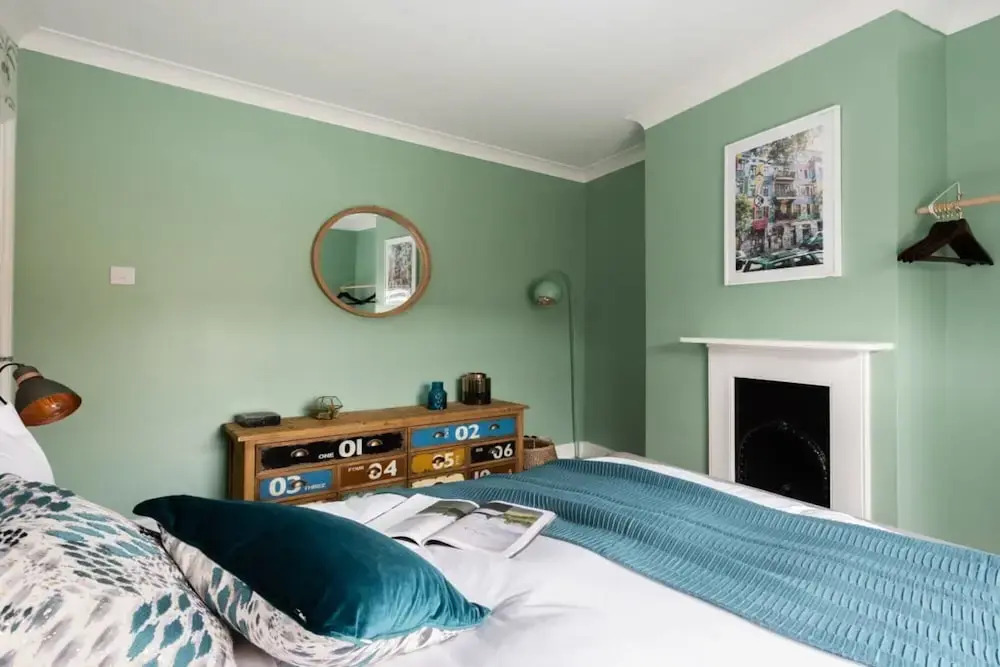 The Victoria Cottage - Bright 3bdr Terraced Home With Patio and Parking
