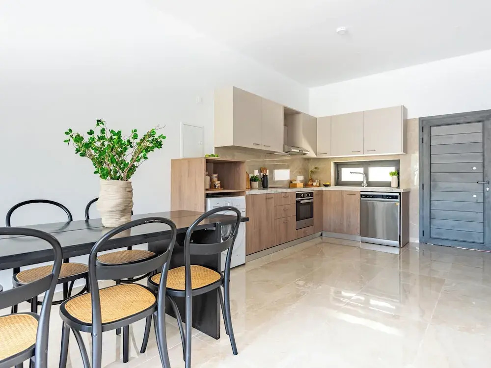 Sanders River Plaza - Chic 2 Bedroom Apartment