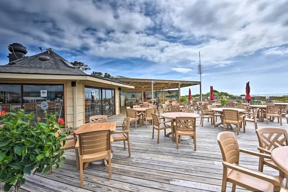 Pool, Spa & Dining: Beach Condo in Hilton Head!
