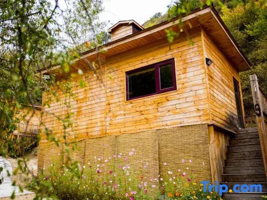 Wuling Mountain's Shouyuzirangjingba Guesthouse