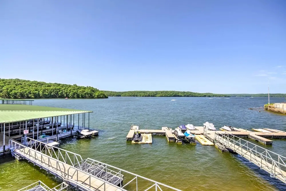 Lakefront Osage Beach Condo: Balcony & Pool Access
