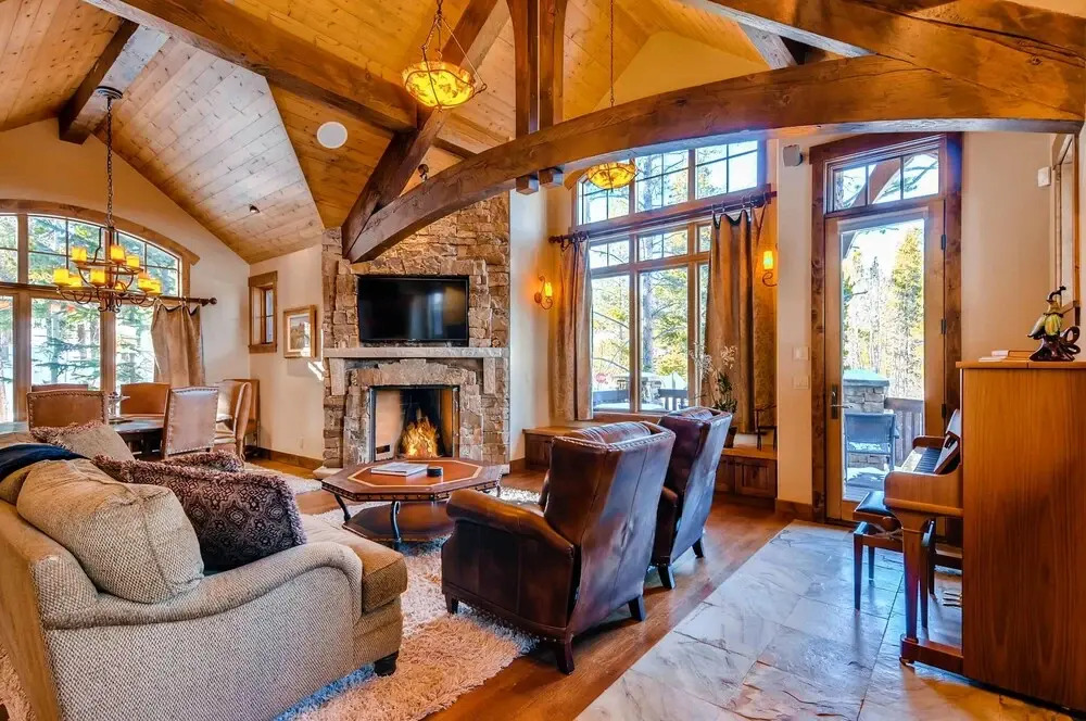 Bear Tracks Lodge