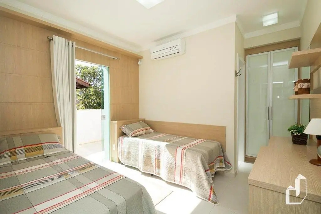 TRIPLEX COM 03 SUíTES E BANHEIRA HIDROMASSAGEM
