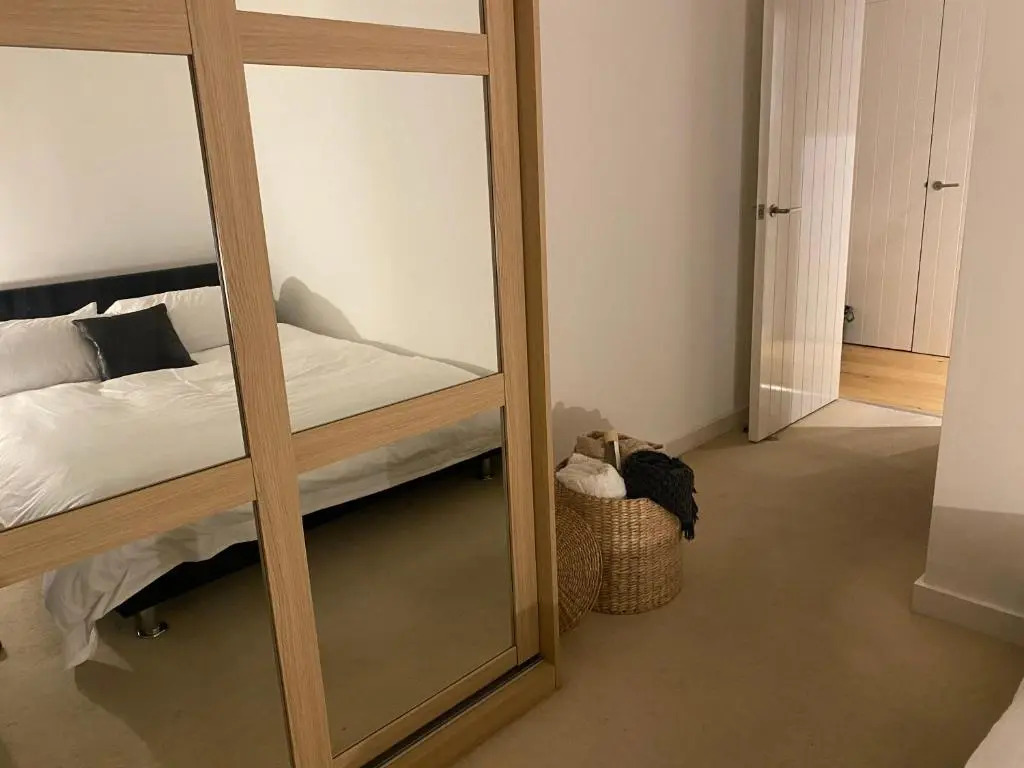 Central, modern and peaceful, lovely Cathedral views, two-bed apartment with 40" smart TV & free onsite parking