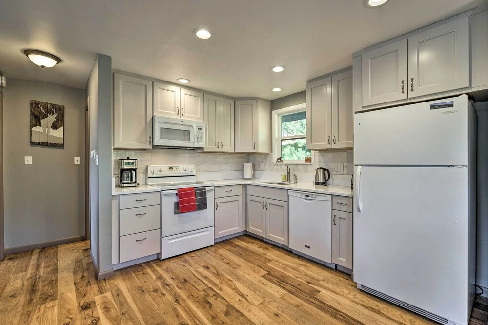Luxe Updated Home w/ Grill + Hot Tub: 4 Mi to Rmnp