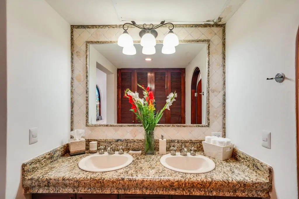 Lagoon & Beach Steps Away 5-bdrm Villa Elegancia
