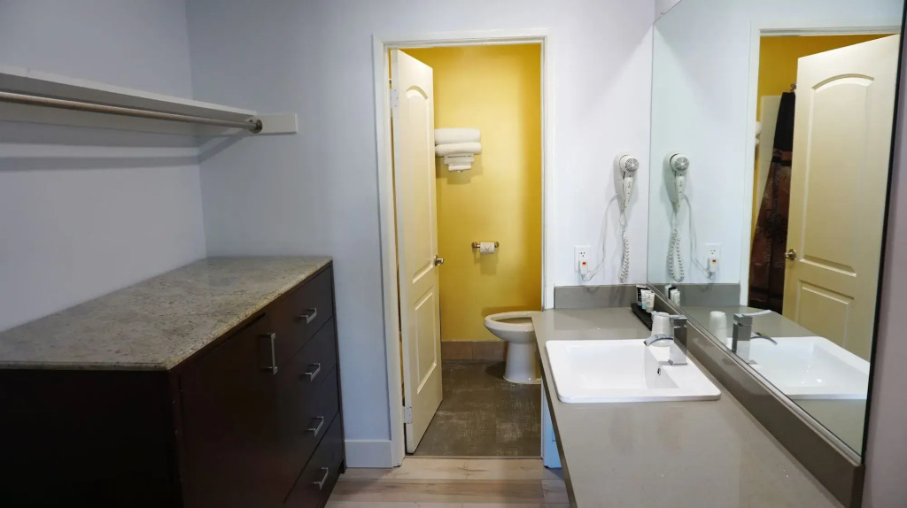 Hometel Suites