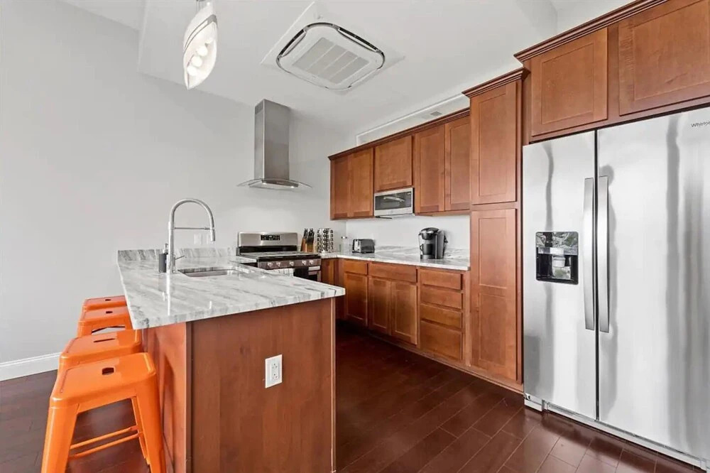Modern 1 Bedroom Next Door to PPG Arena