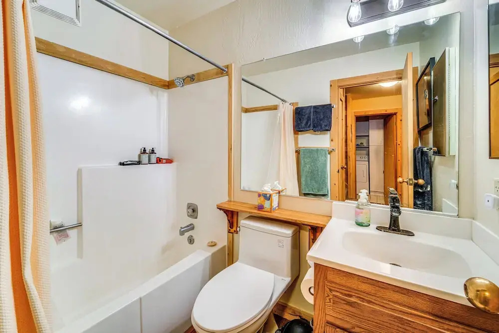 8 Mi to North Tahoe Beach: Truckee Resort Condo