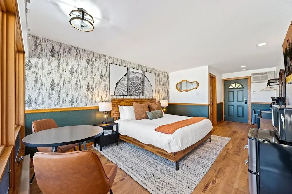 Spruce & Shore Motel