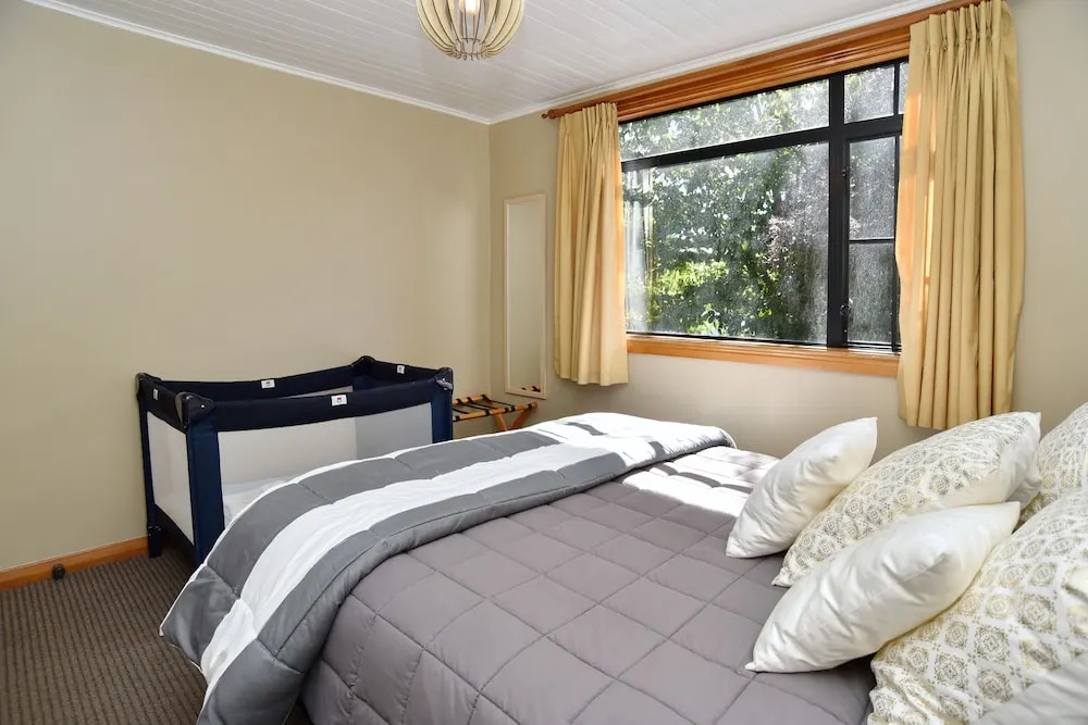 Racecourse Villa - Classic 1935 Charm & Space