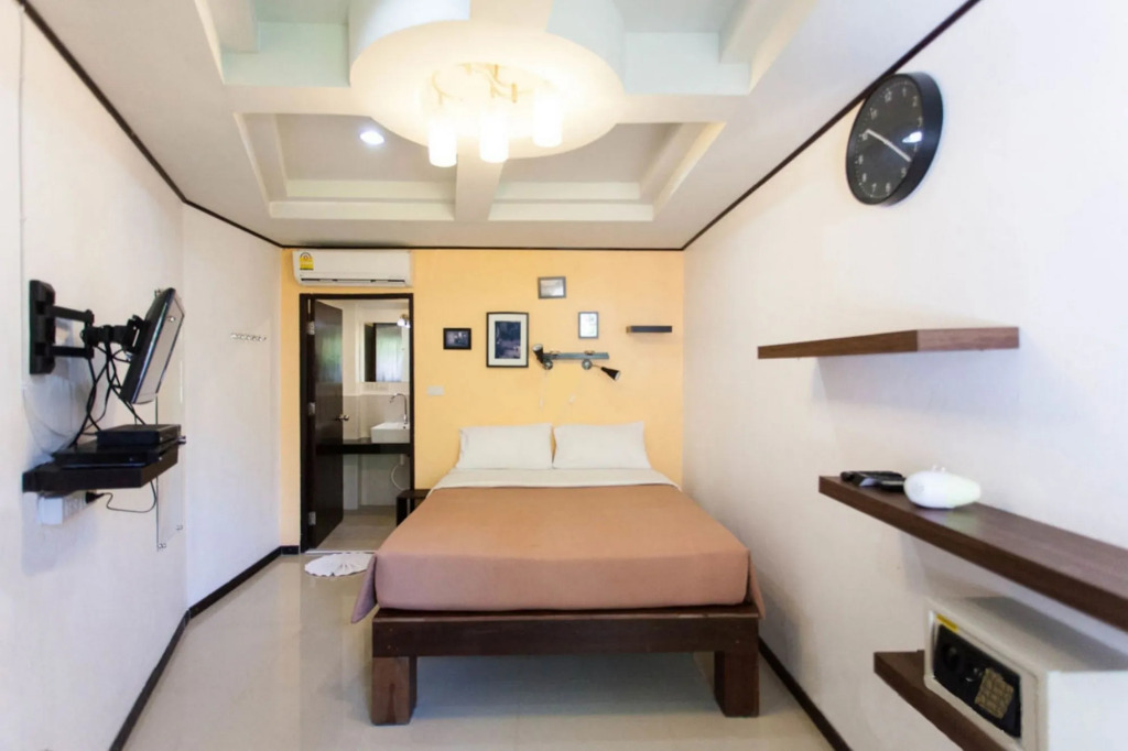 The Reef Hotel & Studios