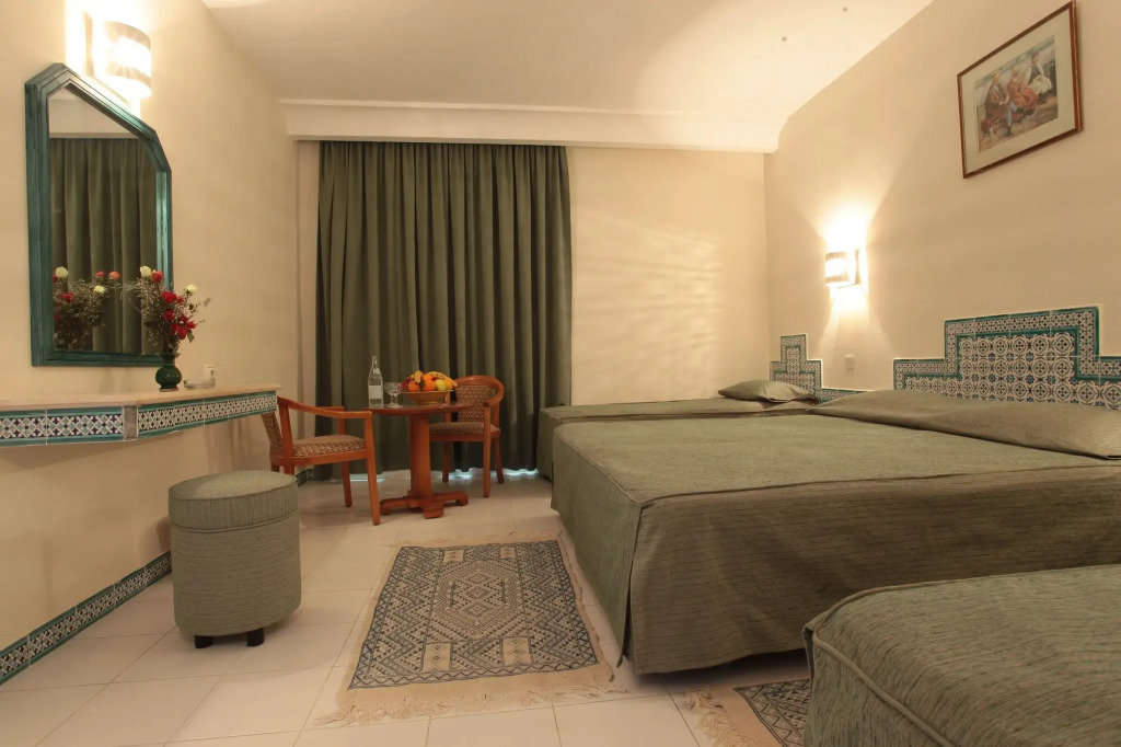 Hotel Venice Beach- Families and Couples Only