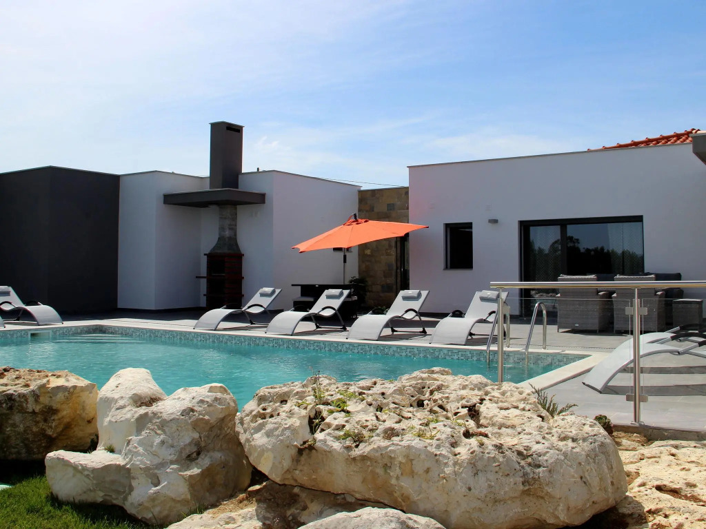 Spacious Villa in Salir de Mato With Private Pool, Terrace