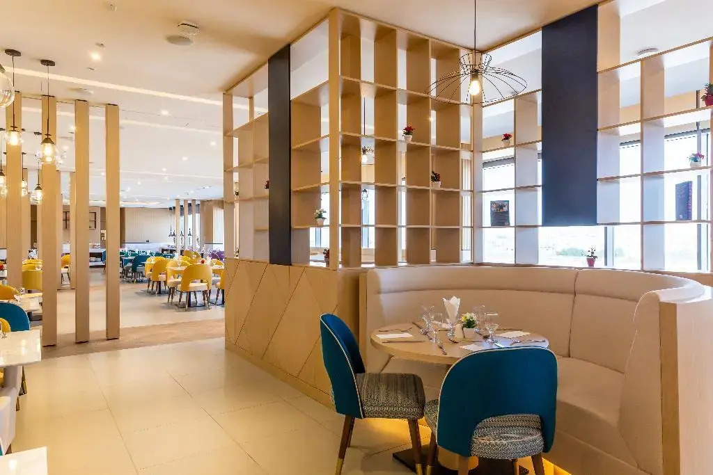 Отель Premier Inn Dubai Dragon Mart