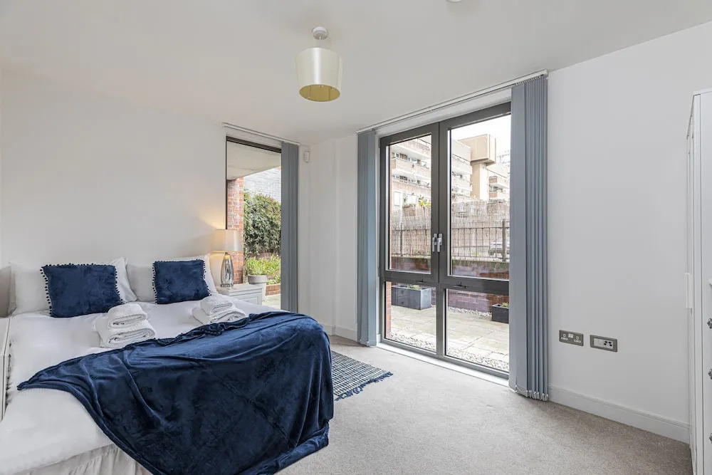 Stylish 2-bed flat w/ terrace in South East London