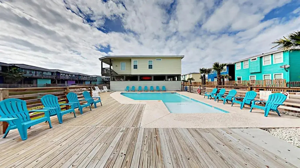 OV23 House on Stilts with Beachy Decor, Located near Beach, Balcony, Shared Pool