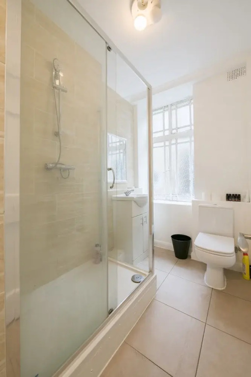 Lovely & Spacious 2 Bedroom APR Queensway