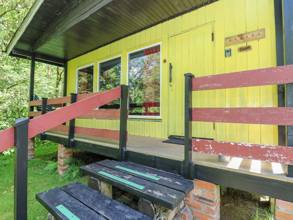 Lodge 2 - "rowan"