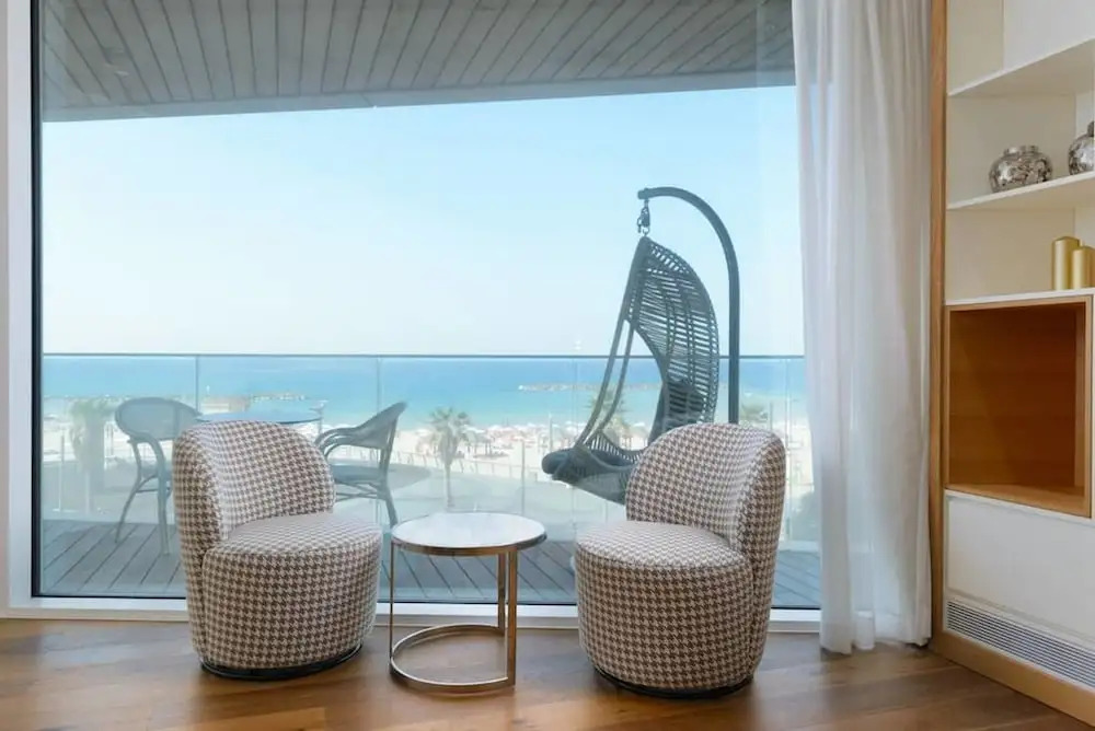 Luxury 2BR on the water by HolyGuest
