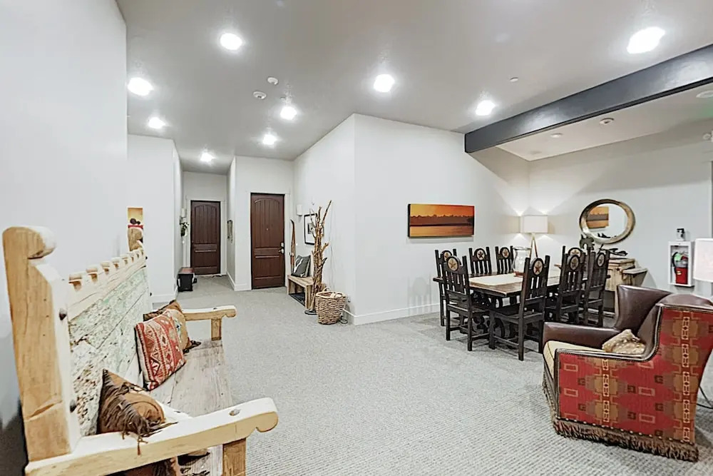 New Listing! Contemporary W/ Lake Views 3 Bedroom Condo
