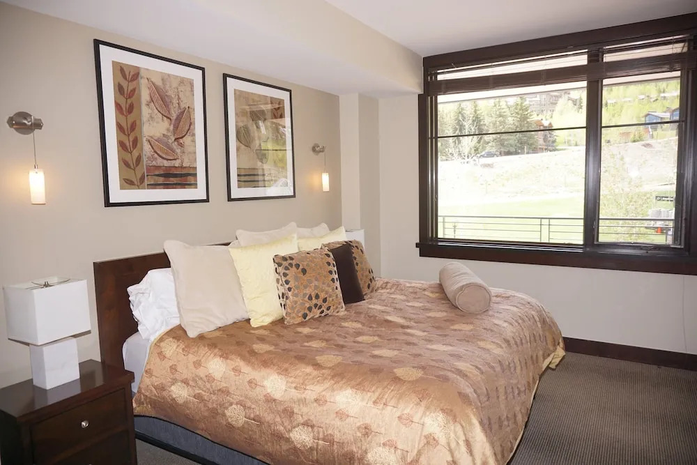 Hayden Lodge  - Views Of The Slopes And Village 3 Bedroom Condo by RedAwning