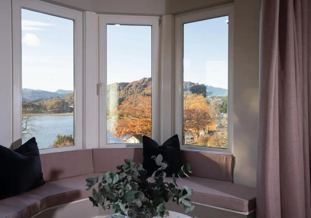 Brand New - Contemporary - 2 Bedroom - 2 Bathroom - Spacious Apartment - Lake Views