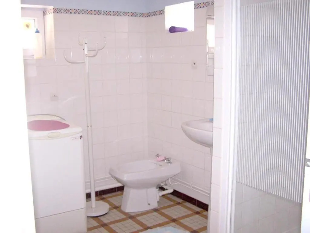 Charmante Fermette Rénovée avec Terrasse Privative et Vélos, 2 Chambres, Proche Le Lude - FR-1-410-155