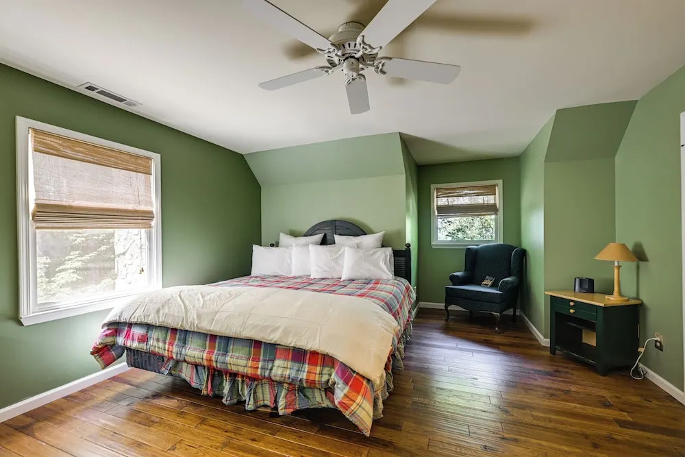 Near Highlands: 36-acre Scaly Mountain Lodge