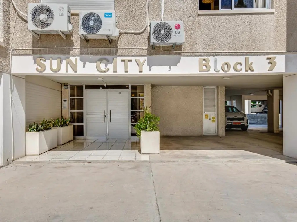 Sanders Sun City - 3-bdr Apt With Shared Pool