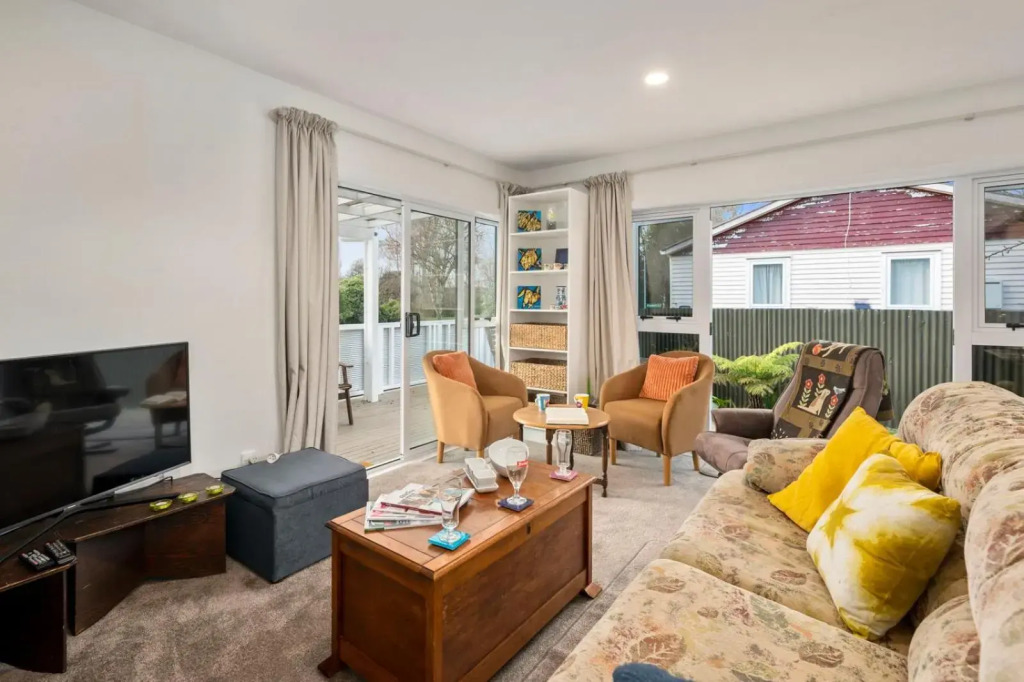 Plum Tree Cottage - Turangi Holiday Home