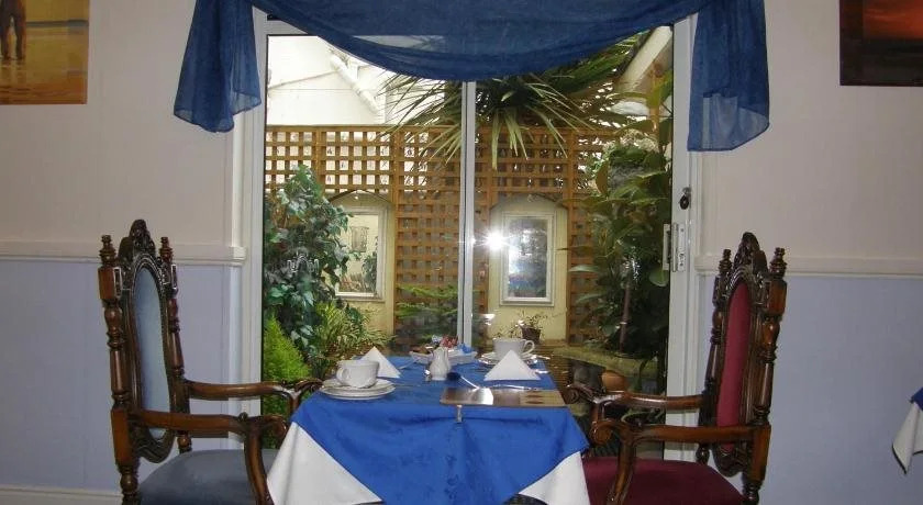 Kingswinford Guest House with Free Parking
