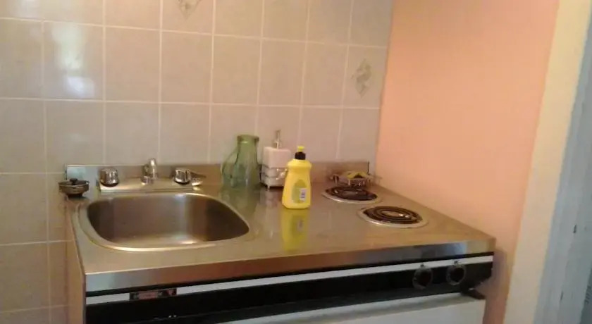 Port Hope Economy Apartments