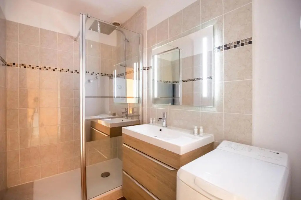 Appartement neuf - à 500m de la mer avec balcon