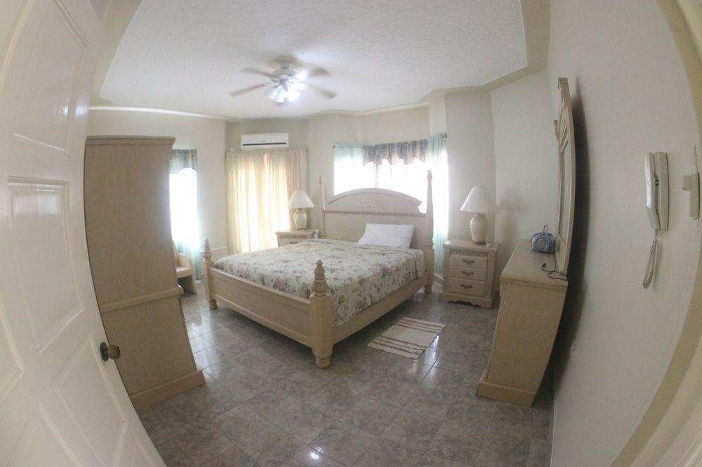 8 BR Waterfront Villa - Ocho Rios