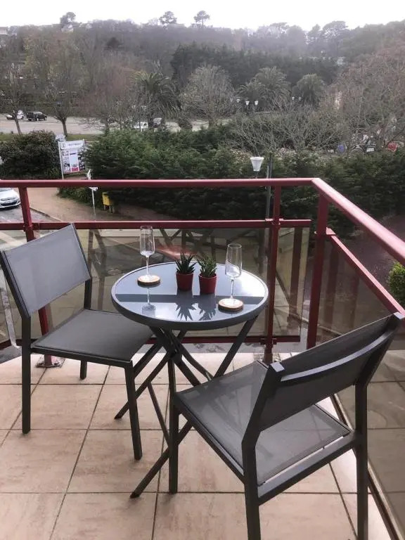 Appartement Perros-guirec petite terasse vue mer.