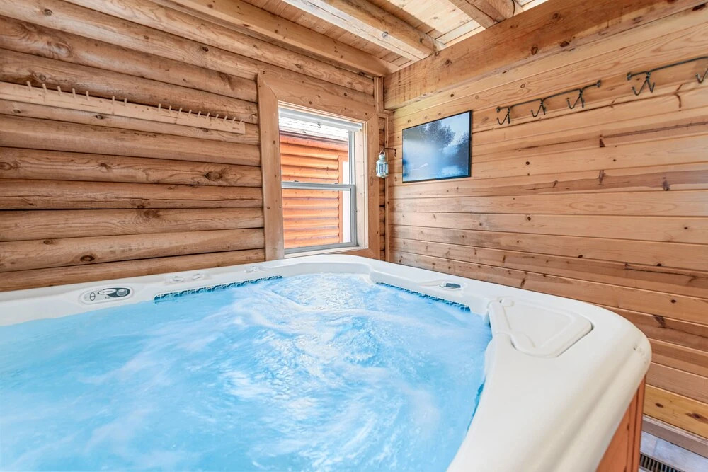 Goldilocks Cabin - Real Log Style Cabin, Premium Location, Close To Bear Mountain With Hot Tub! 2 Bedroom Cabin