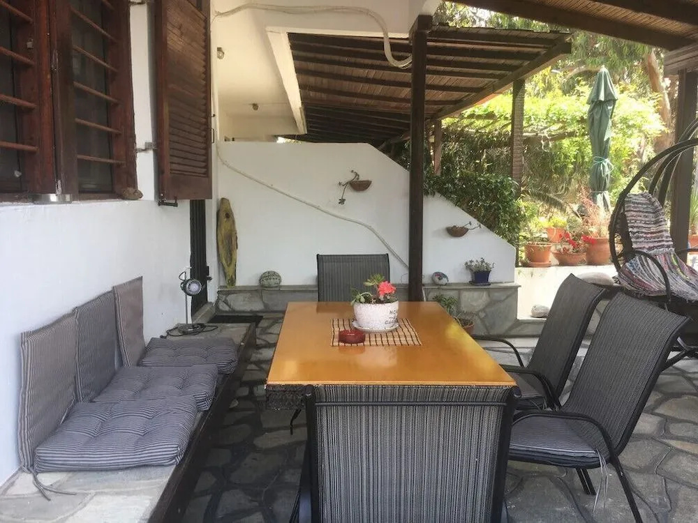 Agrelia House