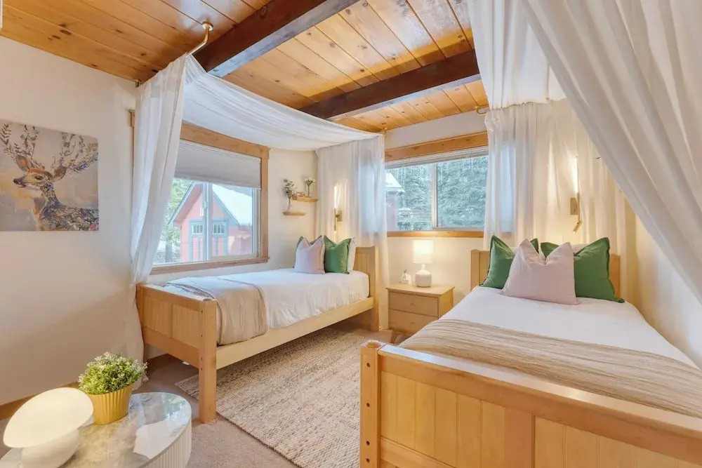 Peaceful Tahoe Retreat by Avantstay Cozy Modern Cabin Sauna, Hot Tub + Fireplace Near Lake