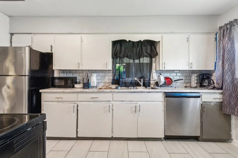 Uptown Serenity Quiet Neighborhood 3 Bedroom Home by RedAwning