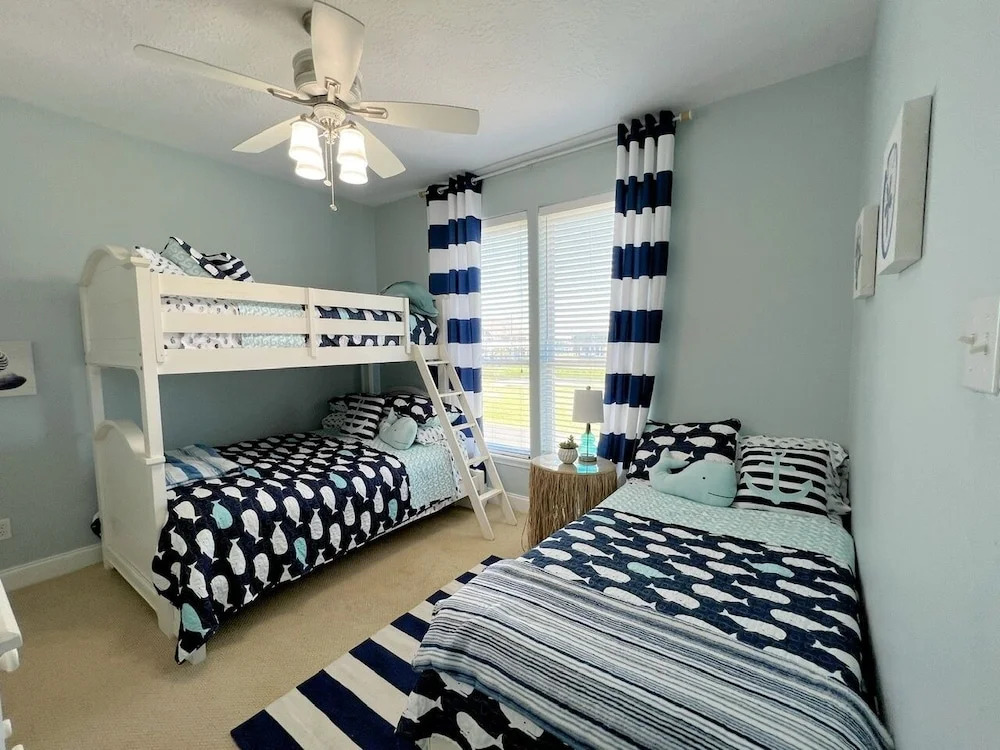 Sea-renity 3 Bedroom Home by Redawning