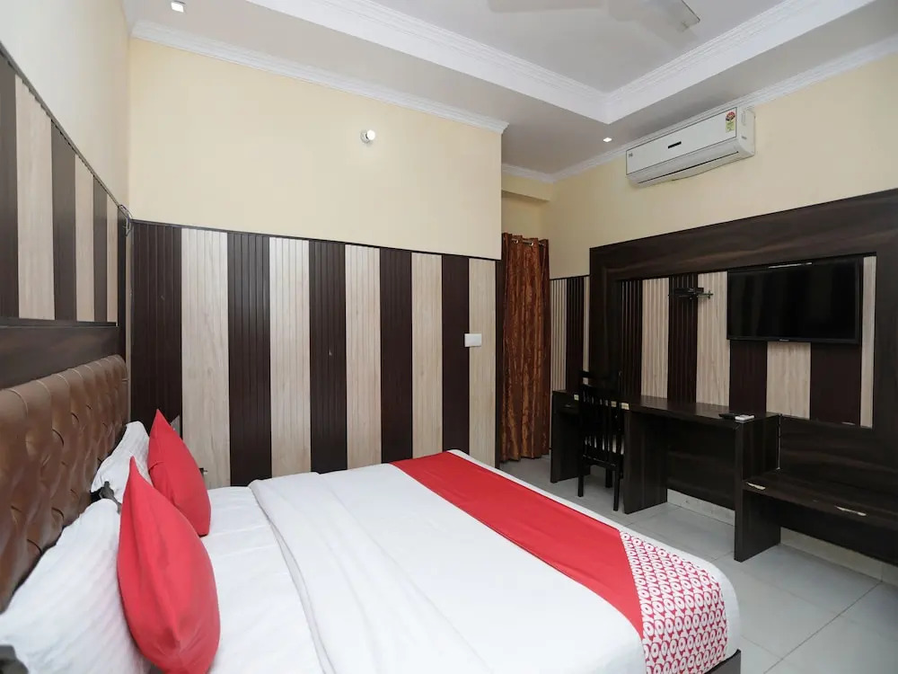OYO 14017 Abhinandan Residency
