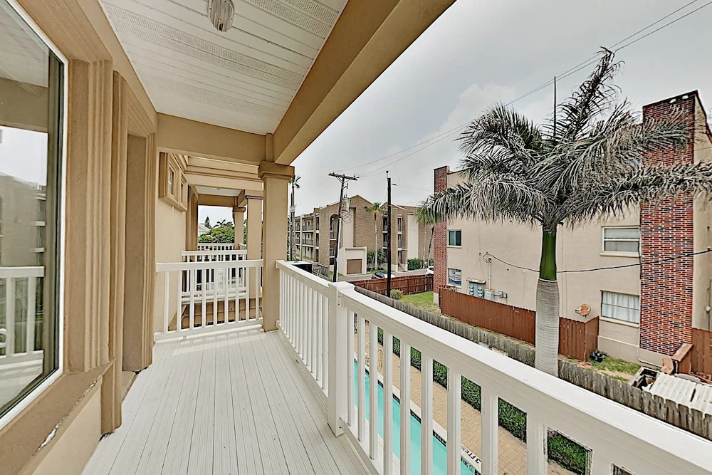 Prime Island Escape W/ Pool - Steps To The Sand! 2 Bedroom Condo