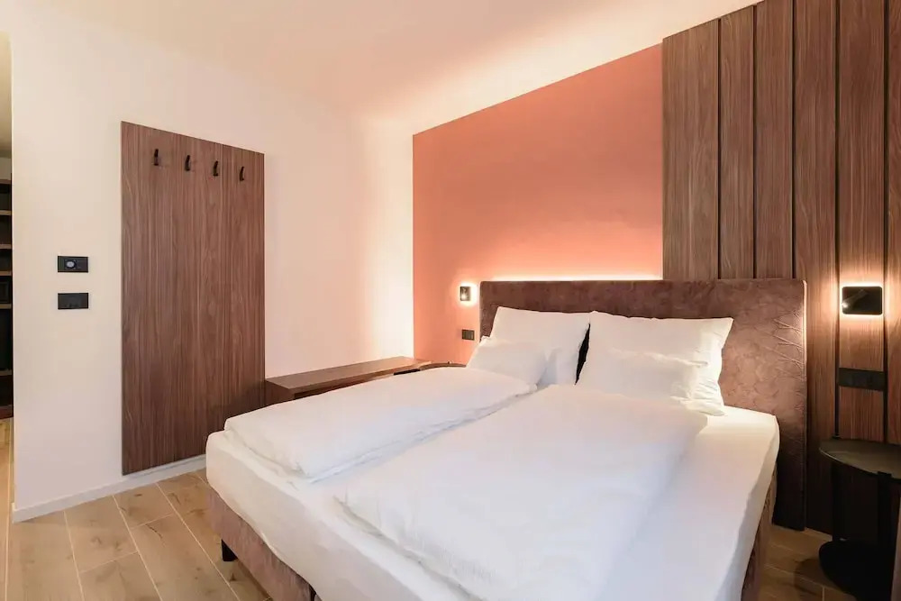 NAOMI Rooms