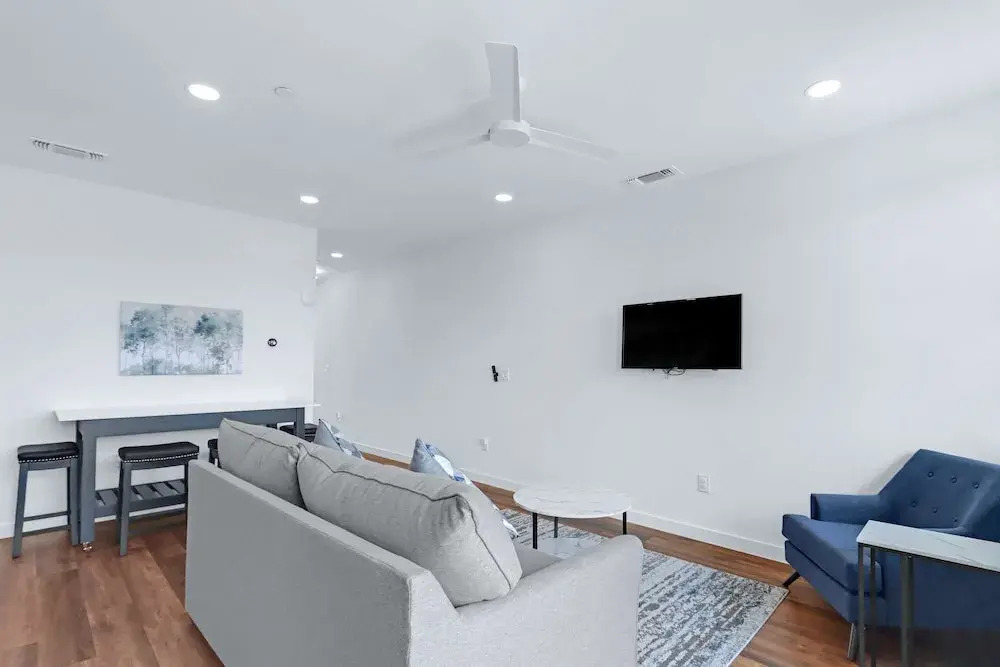 Chic Condo Minutes to Downtown, Gruene, & More