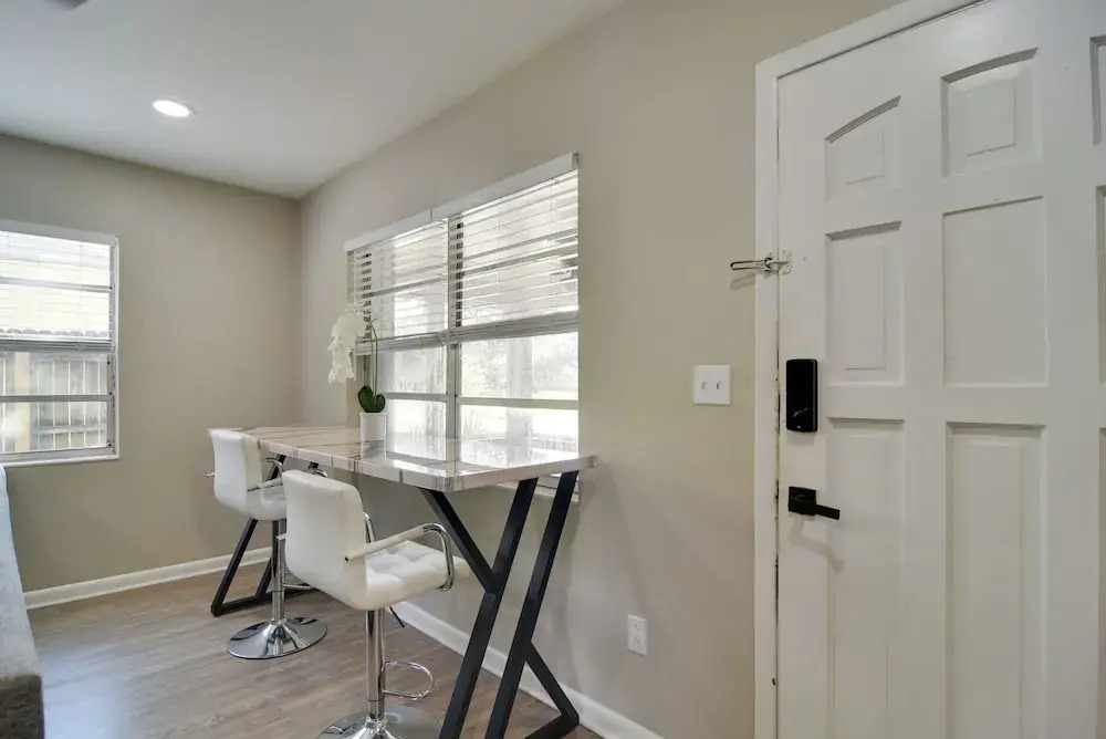 4 Mi to Dtwn: Pet-friendly Tampa Retreat