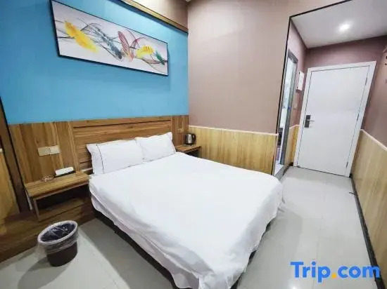 Youth Hotel (Shenqiu North Station Longding Guomao)