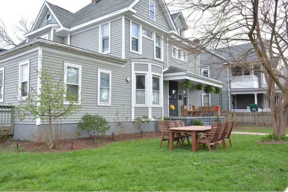 THE 1023 With Private Yard & Parking, Near Falls & Casino by Niagara Hospitality
