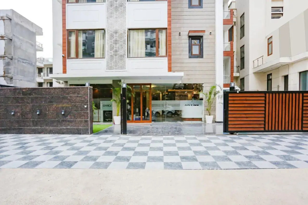 FabHotel Golf Luxury- 10 Min From Sector 42-43 Rapid Metro Station
