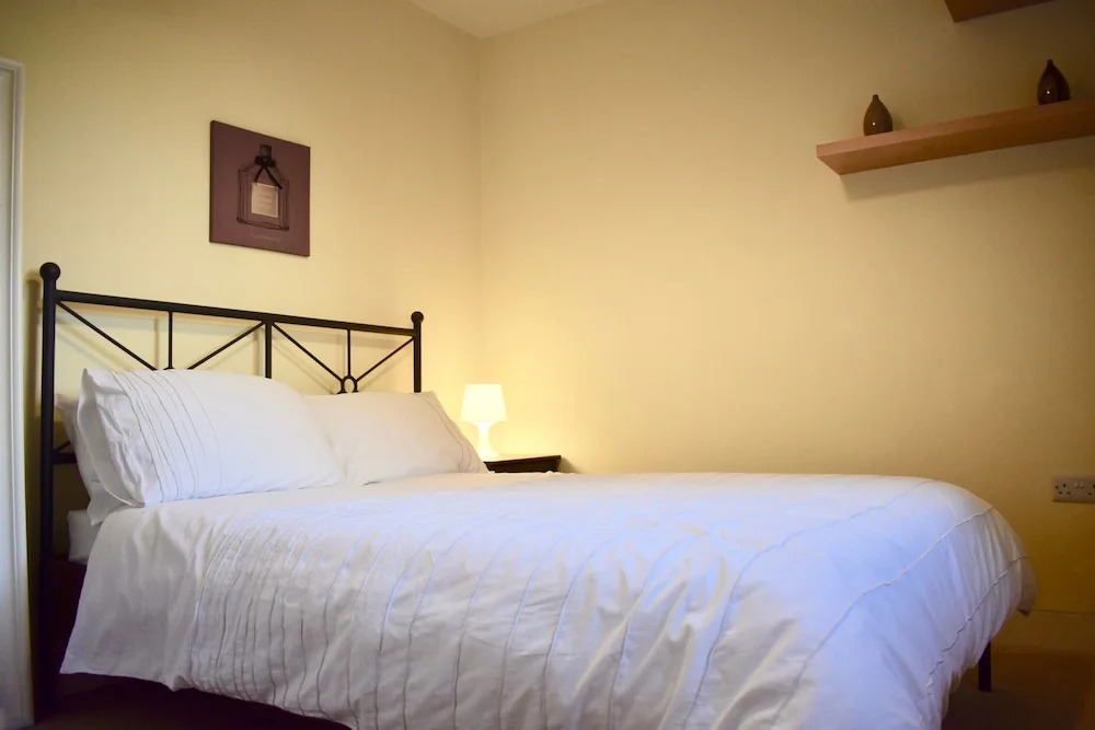 Modern 2 Bedroom Apartment Near the City Centre